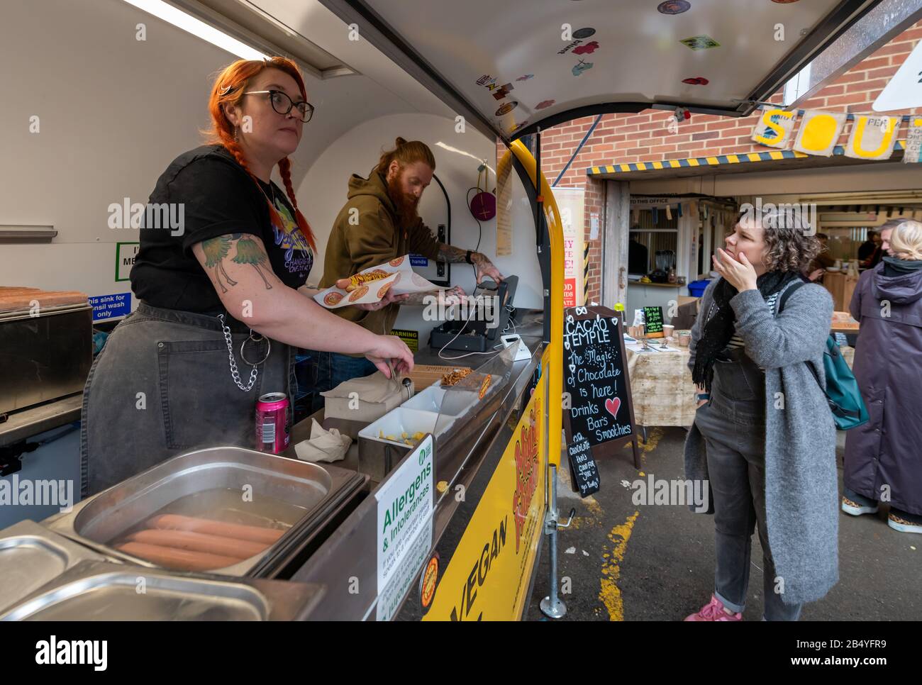 Bournemouth, Royaume-Uni. Samedi 7 mars 2020. Le marché inaugural Des Fabricants de la côte sud a lieu dans un emplacement inhabituel - la baie de chargement d'un centre commercial à Bournemouth. Des foules de gens regardent les étals et écoutent de la musique crédit: Thomas Faull/Alay Live News Banque D'Images