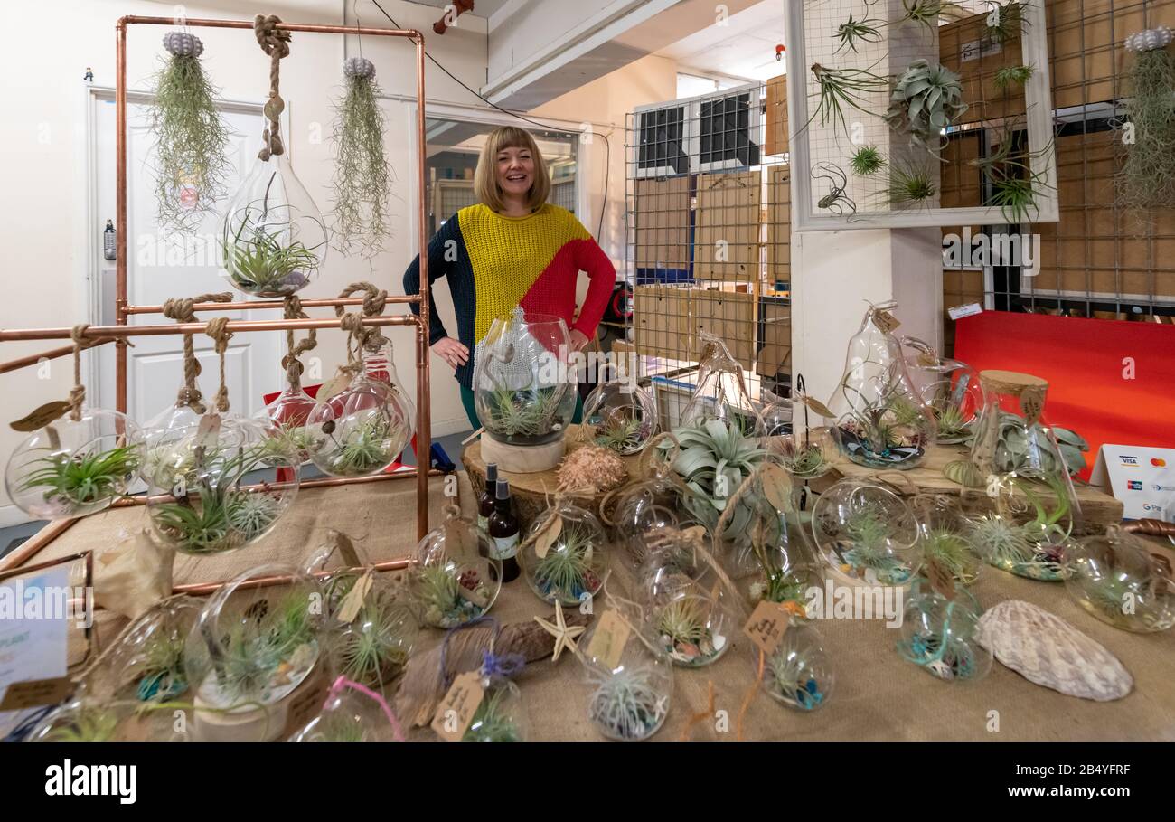 Bournemouth, Royaume-Uni. Samedi 7 mars 2020. Le marché inaugural Des Fabricants de la côte sud a lieu dans un emplacement inhabituel - la baie de chargement d'un centre commercial à Bournemouth. Des foules de gens regardent les étals et écoutent de la musique crédit: Thomas Faull/Alay Live News Banque D'Images