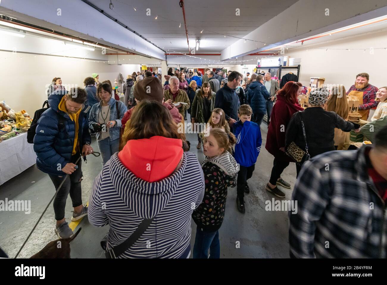 Bournemouth, Royaume-Uni. Samedi 7 mars 2020. Le marché inaugural Des Fabricants de la côte sud a lieu dans un emplacement inhabituel - la baie de chargement d'un centre commercial à Bournemouth. Des foules de gens regardent les étals et écoutent de la musique crédit: Thomas Faull/Alay Live News Banque D'Images