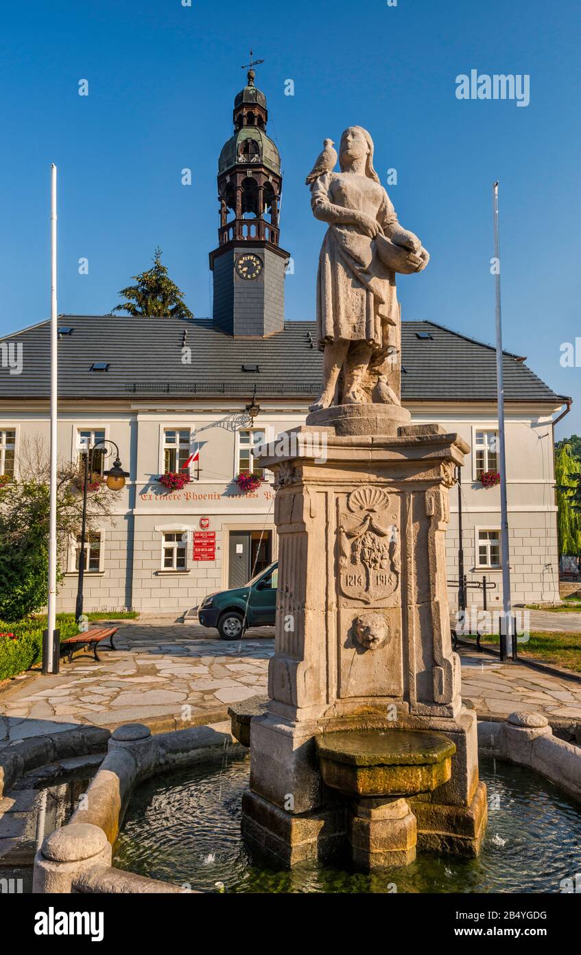 Statue de fillette pigeon-fancière, fontaine, à l'hôtel de ville néoclassicien de Wlen, Basse-Silésie, Pologne Banque D'Images Statue de fillette pigeon-fancière, fontaine, à l'hôtel de ville néoclassicien de Wlen, Basse-Silésie, Pologne Banque D'Images