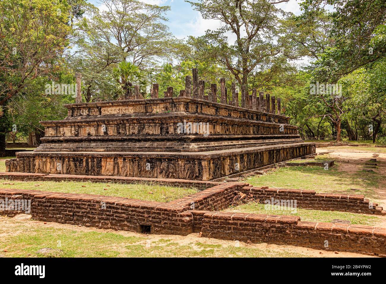 Polonnaruwa, Sri lanka, septembre 2015 : ruines de la place, rerevendiquées dans la jungle. Polonnaruwa a été établi par le Cholas comme capitale sous le nom de Ja Banque D'Images