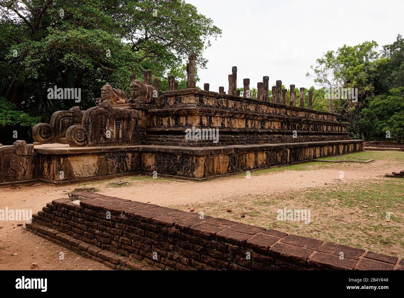 Polonnaruwa, Sri lanka, septembre 2015 : ruines de la place, rerevendiquées dans la jungle. Polonnaruwa a été établi par le Cholas comme capitale sous le nom de Ja Banque D'Images