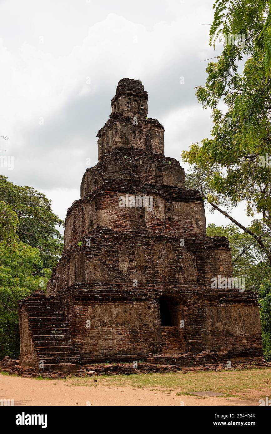 Polonnaruwa, Sri lanka, septembre 2015 : ruines, rerevendiquées de la jungle. Polonnaruwa a été créé par le Cholas comme capitale sous le nom de Jananath Banque D'Images