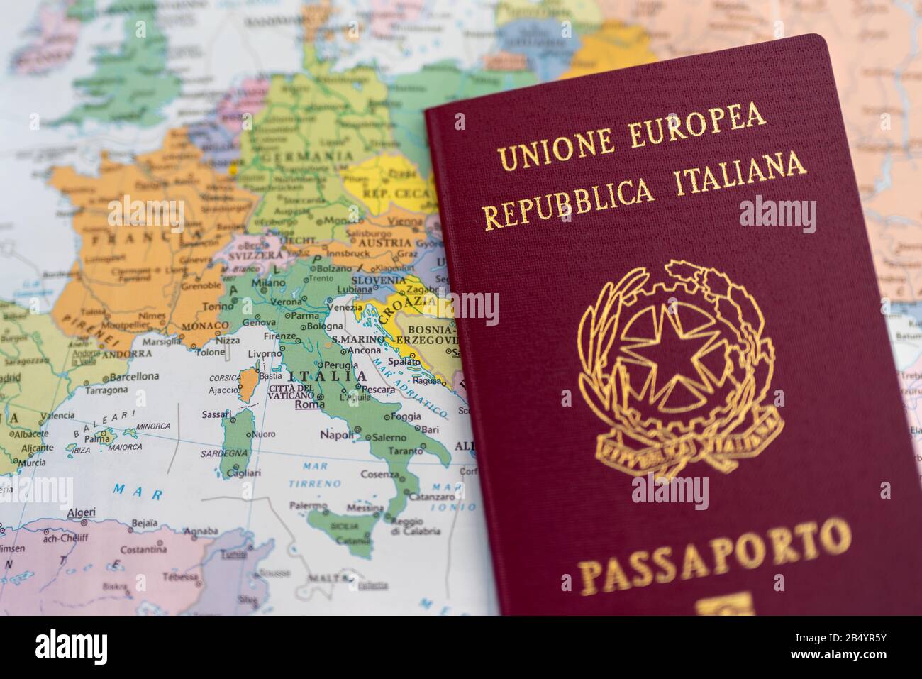 Passeport italien avec carte politique européenne. Vue rapprochée Photo  Stock - Alamy