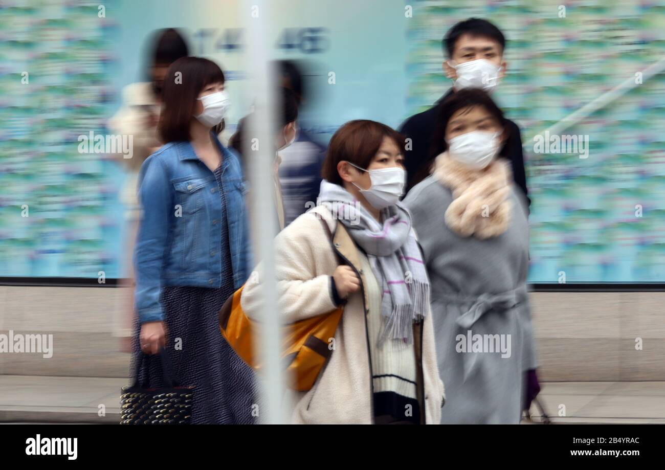 Tokyo, Japon. 7 mars 2020. Les personnes portant un masque se promènent dans la rue Ginza à Tokyo le samedi 7 mars 2020. Le nombre de visiteurs étrangers au Japon a chuté en dessous de 1 million le mois dernier, soit moins de la moitié de l'année précédente, alors que le coronavirus craint. Crédit: Yoshio Tsunoda/Aflo/Alay Live News Banque D'Images