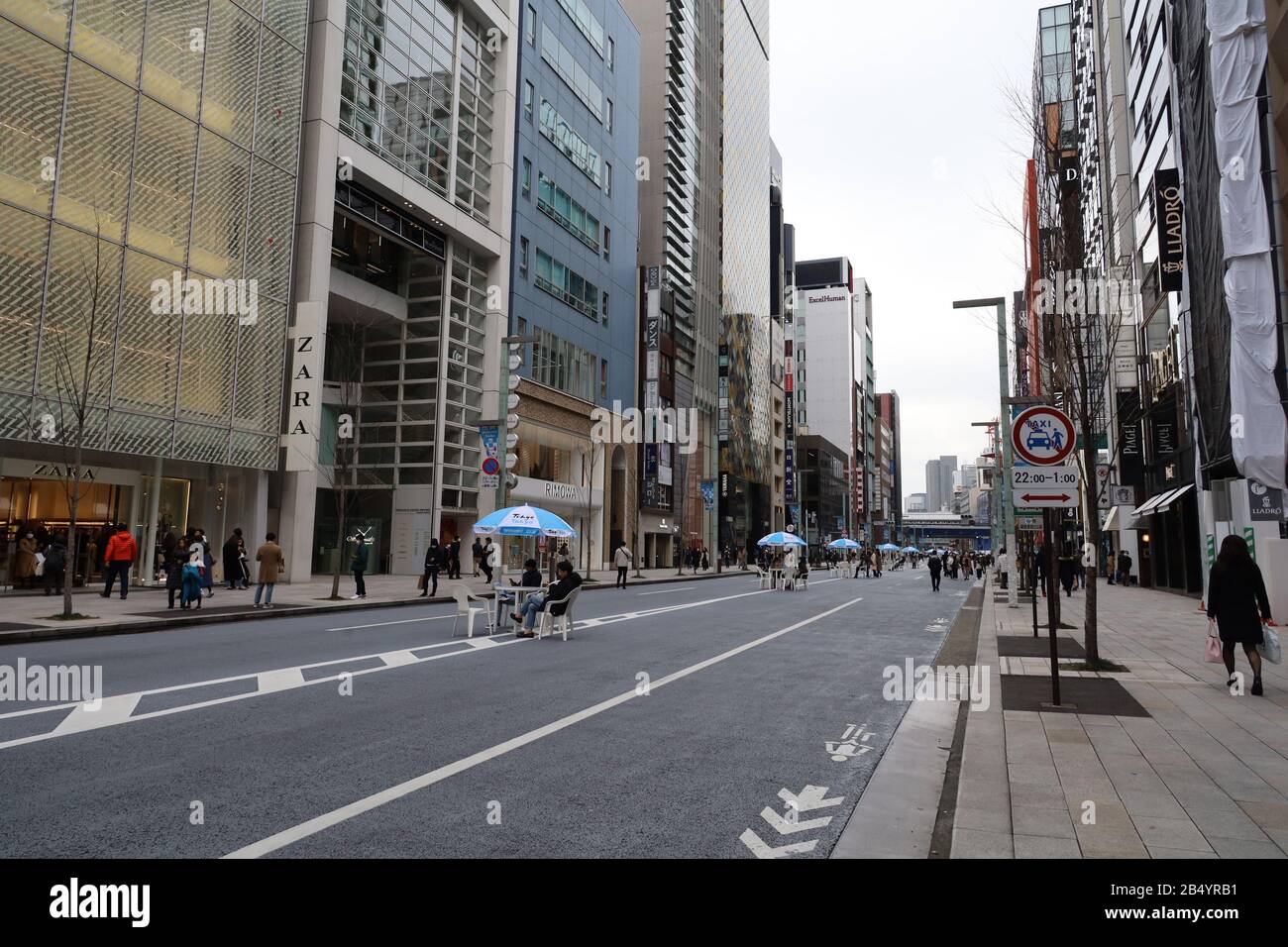 Tokyo, Japon. 7 mars 2020. Les gens qui renonce aux masques de visage se promènent dans la rue Ginza à Tokyo le samedi 7 mars 2020. Le nombre de visiteurs étrangers au Japon a chuté en dessous de 1 million le mois dernier, soit moins de la moitié de l'année précédente, alors que le coronavirus craint. Crédit: Yoshio Tsunoda/Aflo/Alay Live News Banque D'Images