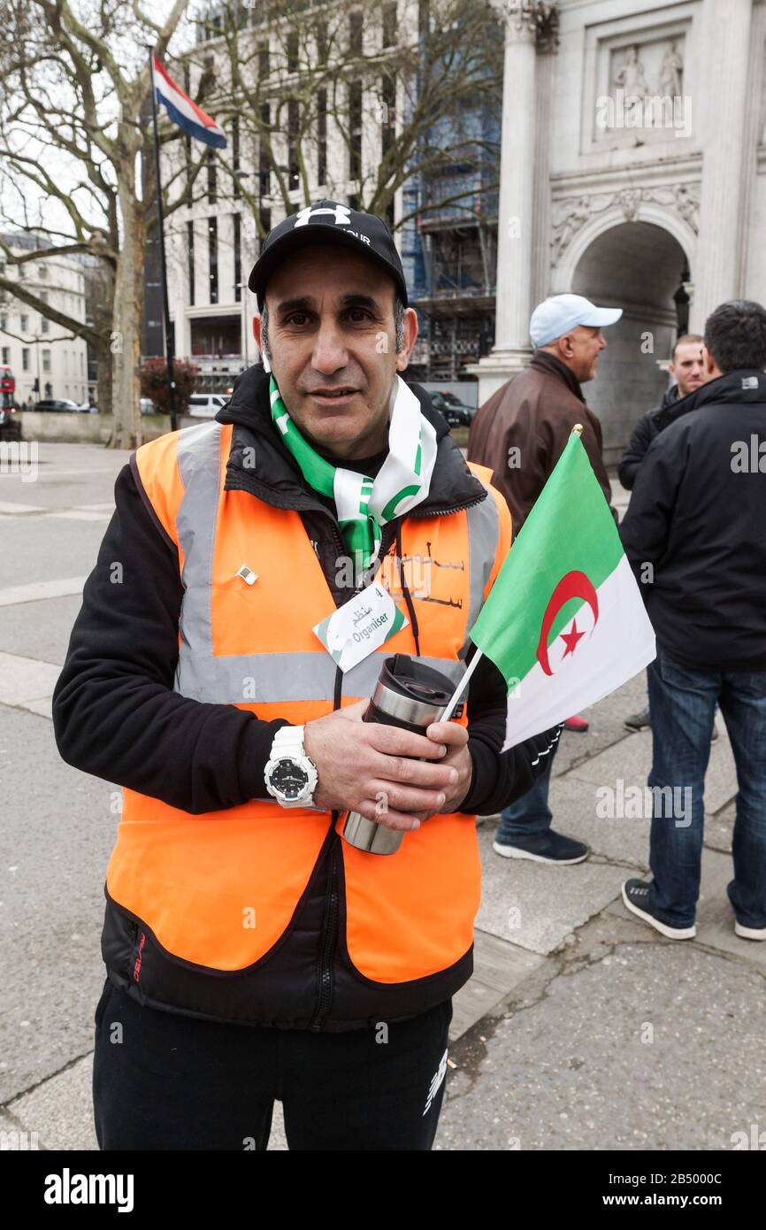 Londres, Royaume-Uni. 7 mars 2020. Démonstration Du Mouvement Algérien Et Berbère Hirak À Marble Arch. Manifestation célébrant la Révolution des Smiles, demandant la libération des prisonniers politiques. Drapeau algérien et drapeau berbère ou amazigh volé côte à côte. Crédit: Peter Hogan/Alay Live News Banque D'Images