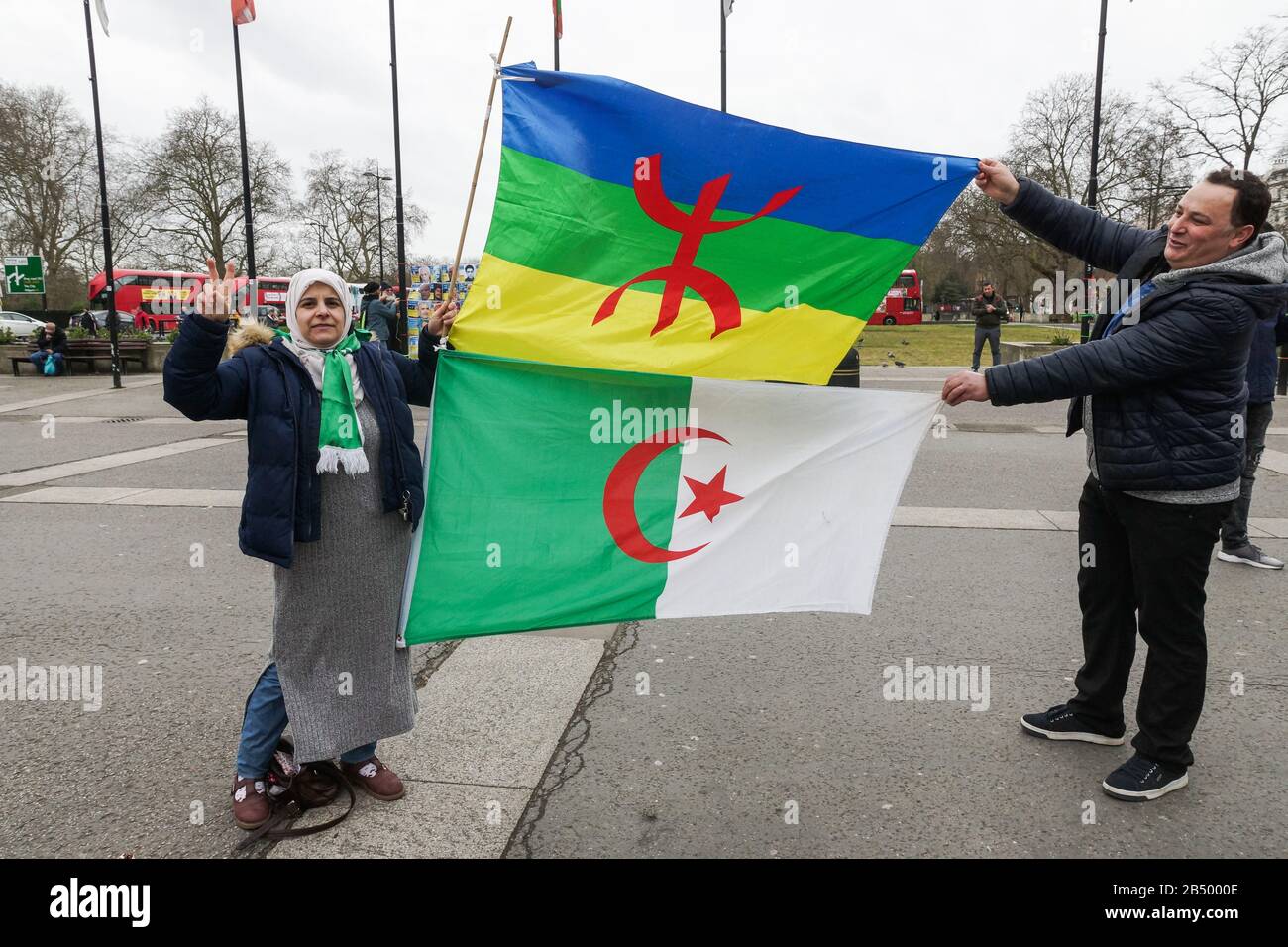 Londres, Royaume-Uni. 7 mars 2020. Démonstration Du Mouvement Algérien Et Berbère Hirak À Marble Arch. Manifestation célébrant la Révolution des Smiles, demandant la libération des prisonniers politiques. Drapeau algérien et drapeau berbère ou amazigh volé côte à côte. Crédit: Peter Hogan/Alay Live News Banque D'Images