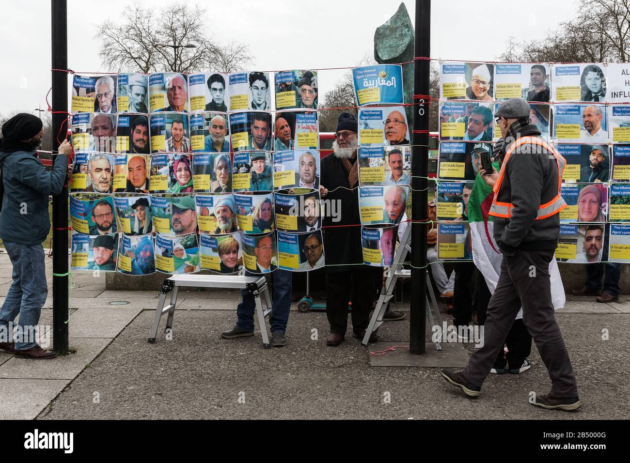 Londres, Royaume-Uni. 7 mars 2020. Démonstration Du Mouvement Algérien Et Berbère Hirak À Marble Arch. Manifestation célébrant la Révolution des Smiles, demandant la libération des prisonniers politiques. Drapeau algérien et drapeau berbère ou amazigh volé côte à côte. Crédit: Peter Hogan/Alay Live News Banque D'Images