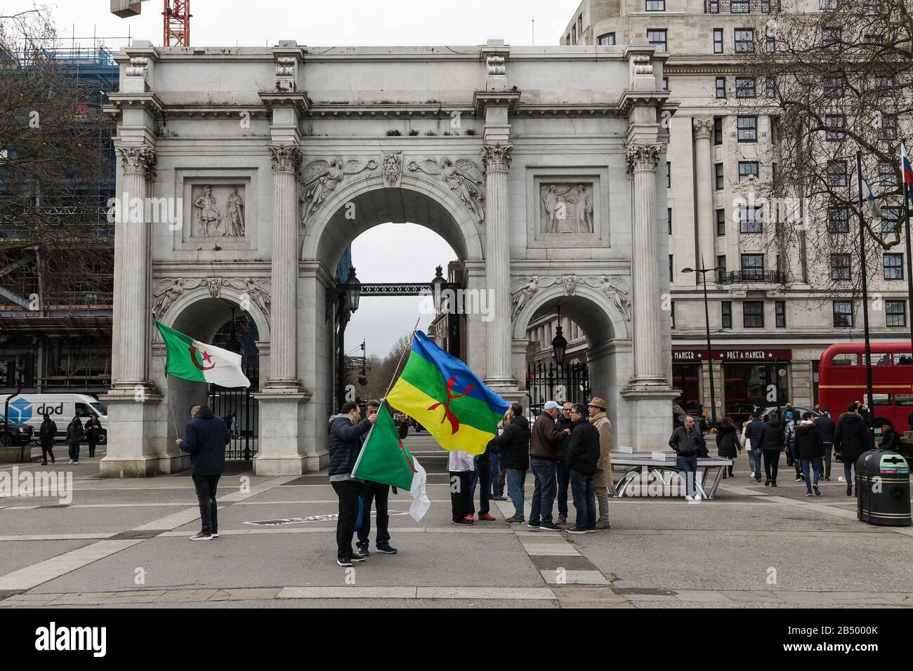 Londres, Royaume-Uni. 7 mars 2020. Démonstration Du Mouvement Algérien Et Berbère Hirak À Marble Arch. Manifestation célébrant la Révolution des Smiles, demandant la libération des prisonniers politiques. Drapeau algérien et drapeau berbère ou amazigh volé côte à côte. Crédit: Peter Hogan/Alay Live News Banque D'Images