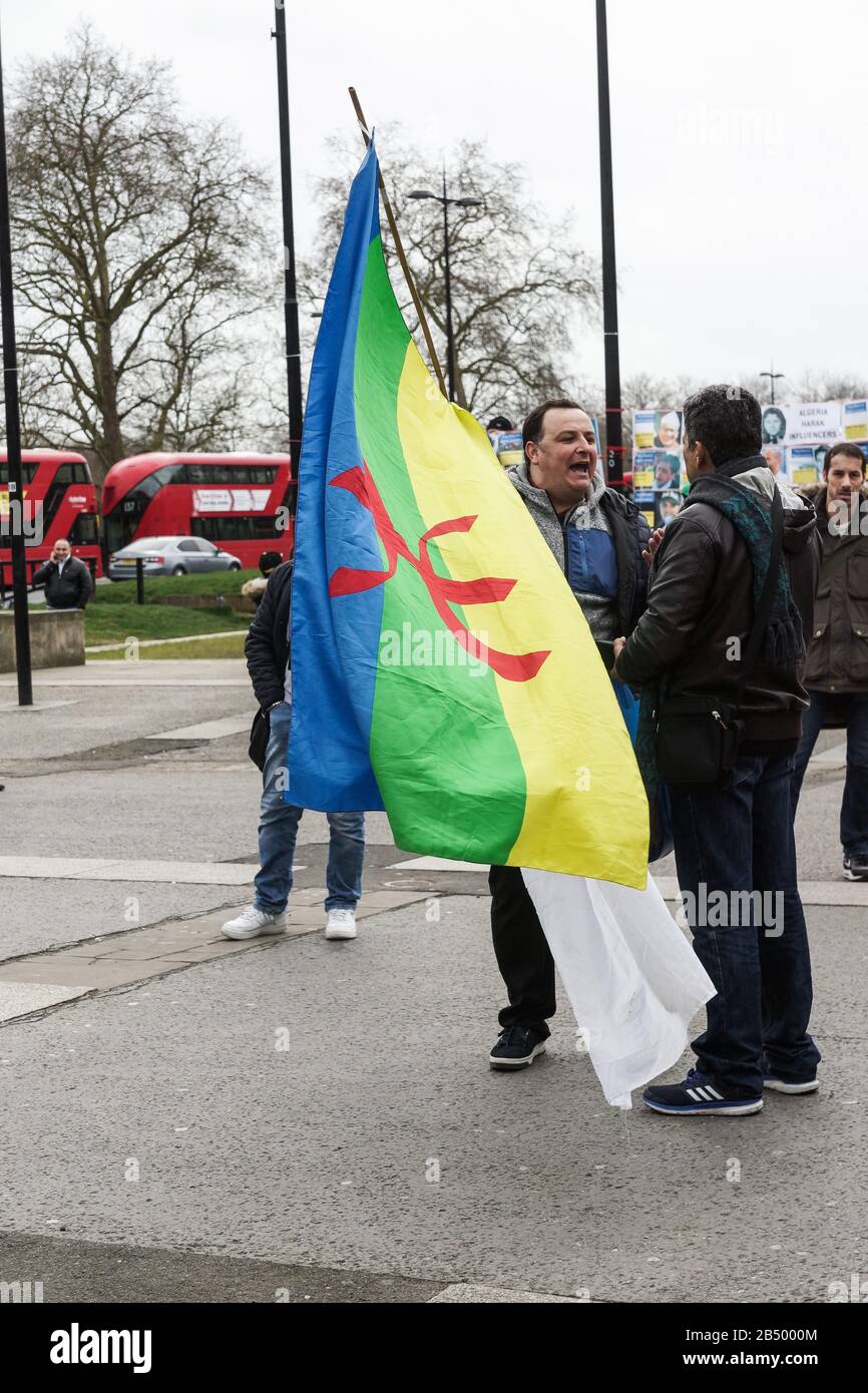 Londres, Royaume-Uni. 7 mars 2020. Démonstration Du Mouvement Algérien Et Berbère Hirak À Marble Arch. Manifestation célébrant la Révolution des Smiles, demandant la libération des prisonniers politiques. Drapeau algérien et drapeau berbère ou amazigh volé côte à côte. Crédit: Peter Hogan/Alay Live News Banque D'Images