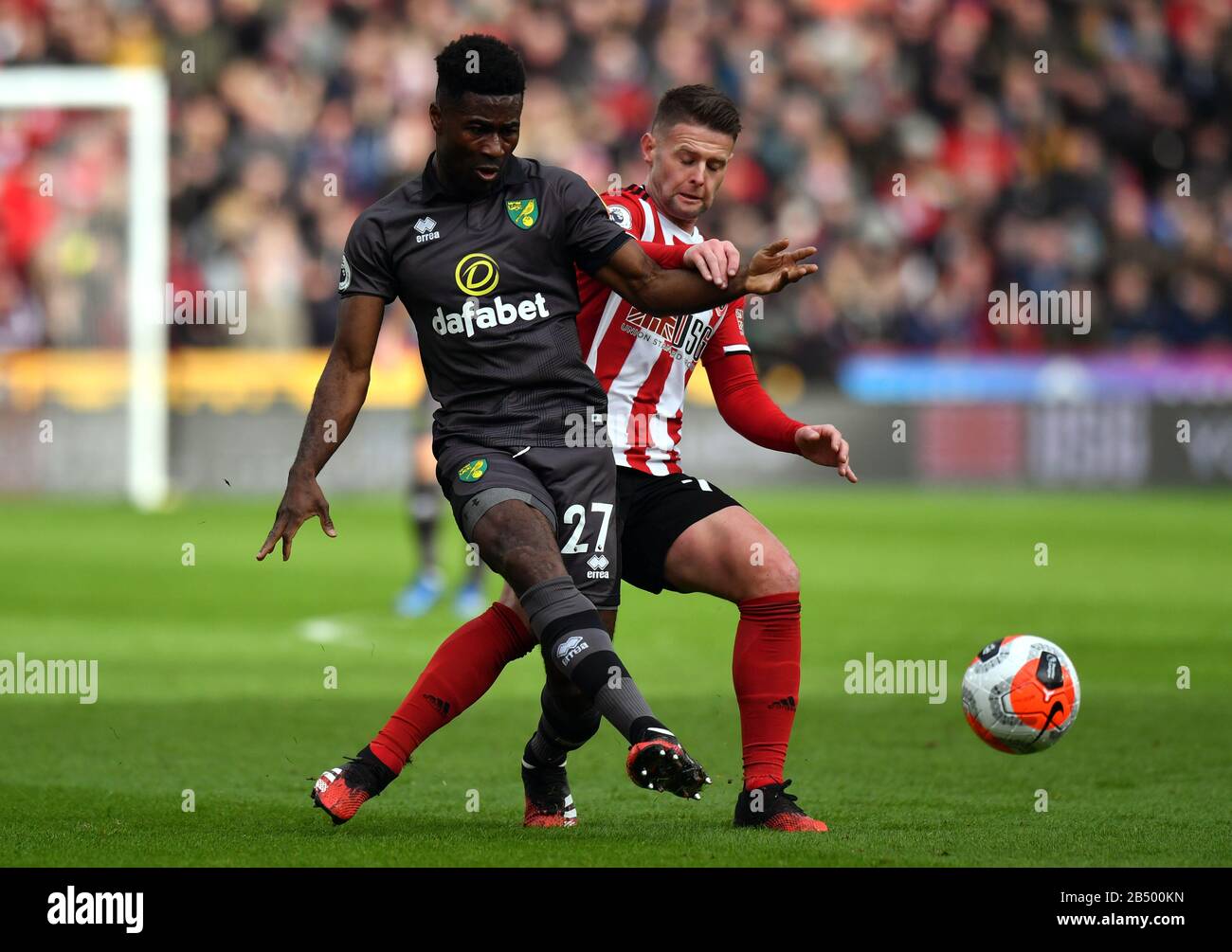 Alexander Tettey (à gauche) et le combat Oliver Norwood de Sheffield United pour la balle lors du match de la Premier League à Bramall Lane, à Sheffield. Banque D'Images