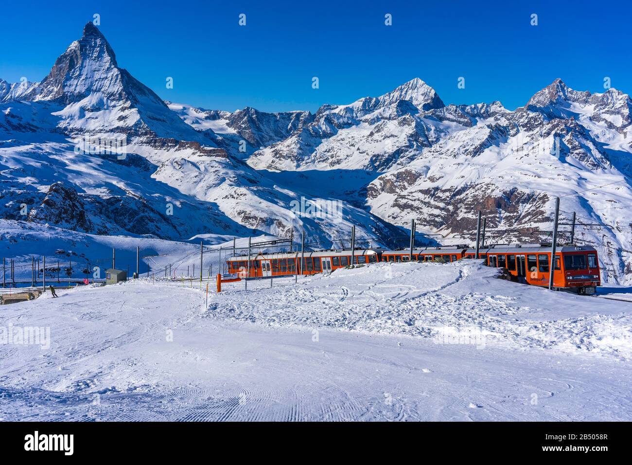 Matterhorn pointe avec un train dans les Alpes suisses, Suisse Banque D'Images
