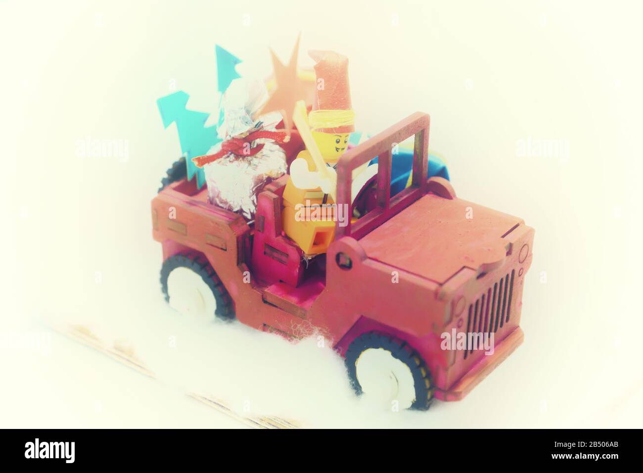 Petite maison jouets de Noël sous la forme d'une voiture avec des cadeaux Banque D'Images