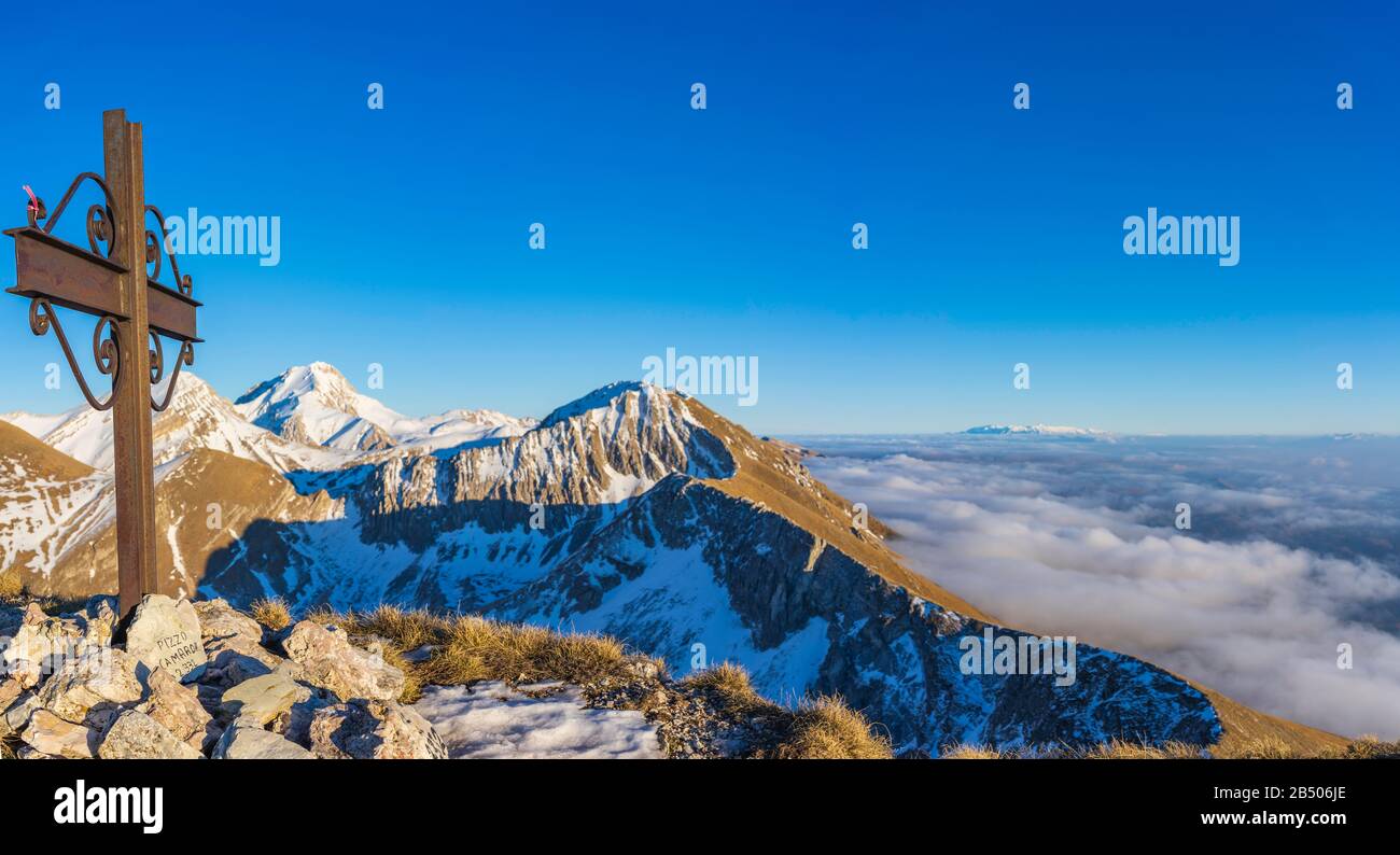Vue sur le massif du Gran Sasso en hiver Banque D'Images