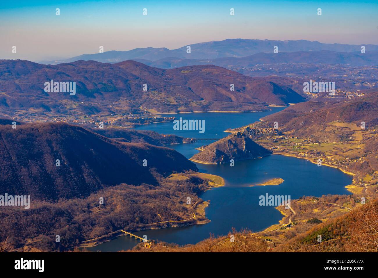 Vue panoramique sur le lac de Turano (Italie) Banque D'Images