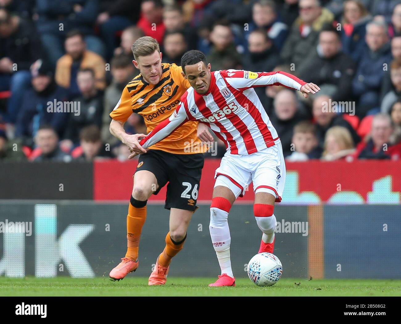Stoke, Royaume-Uni. 7 mars 2020. Tom Ince de Stoke City protège le ballon de Callum Elder de Hull City. Crédit: Simon Bissett/One Up/Alay Live News Banque D'Images
