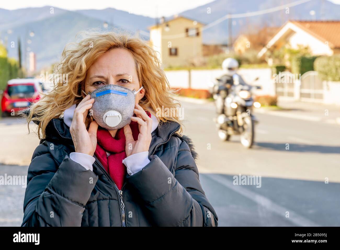 La femme blanche marche la rue avec le masque de protection à l'époque du coronavirus 'Covid - 19' qui touche de nombreuses personnes Banque D'Images