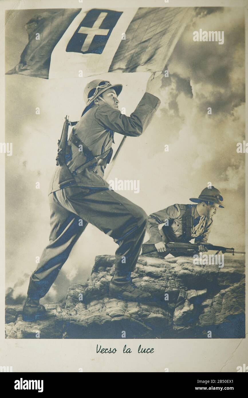 Fascisme, carte postale de propagande italienne de la seconde Guerre mondiale - Verso la luce Banque D'Images