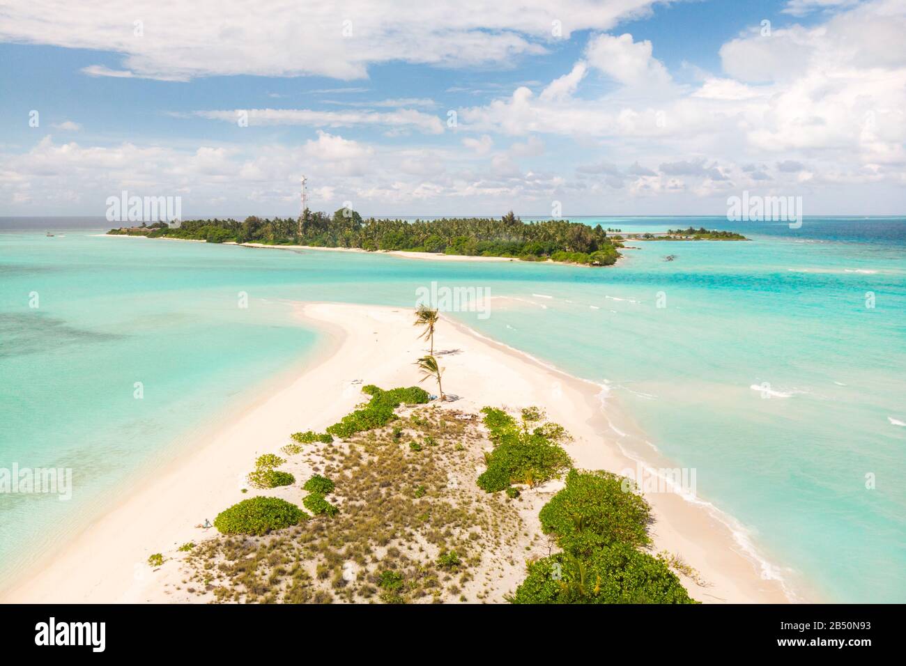 Une plage parfaite et un lagon turquoise sur une petite île tropicale aux Maldives Banque D'Images