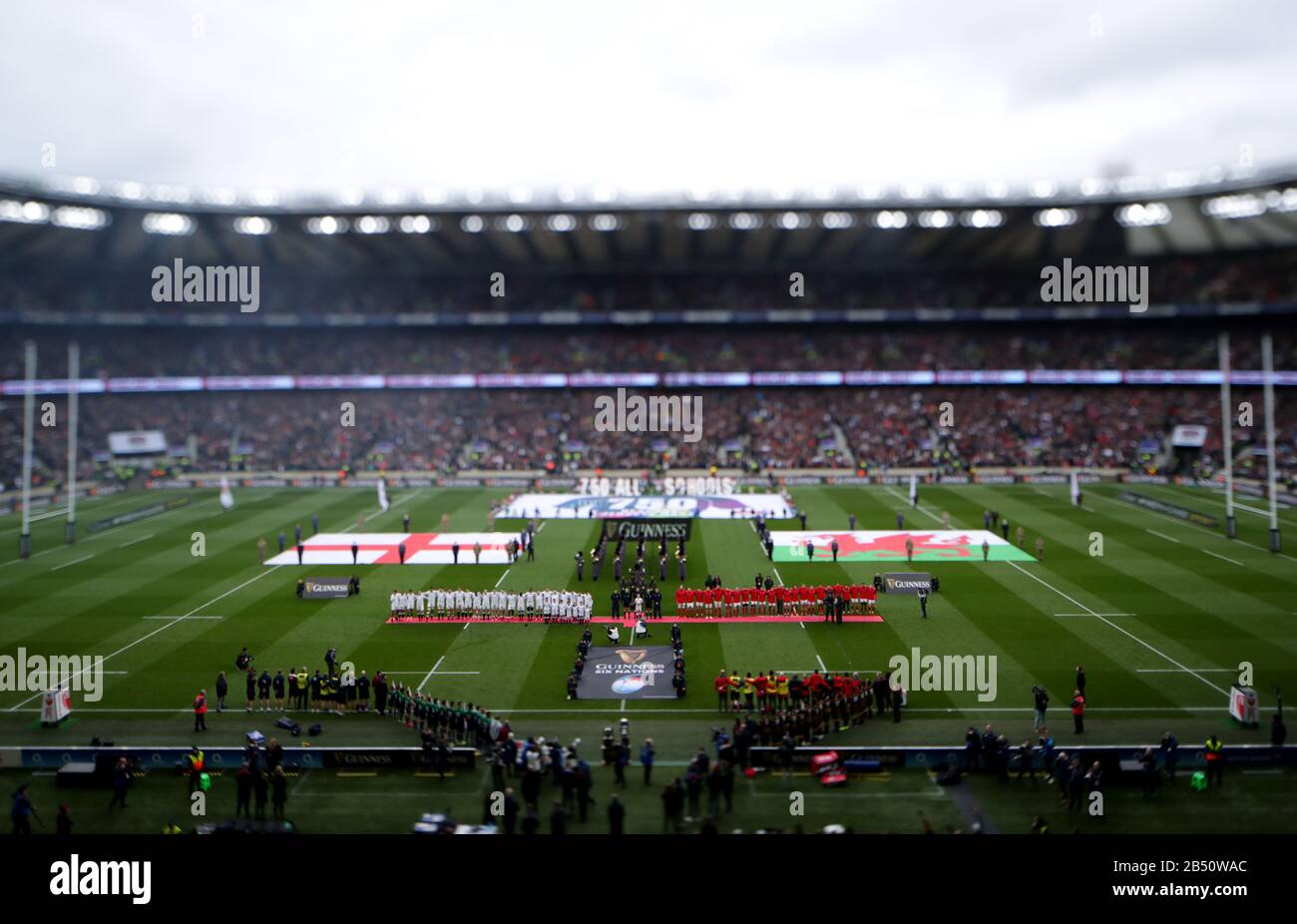 Les deux équipes se sont alignées pour l'hymne national avant le match Guinness Six Nations au stade de Twickenham à Londres. Banque D'Images