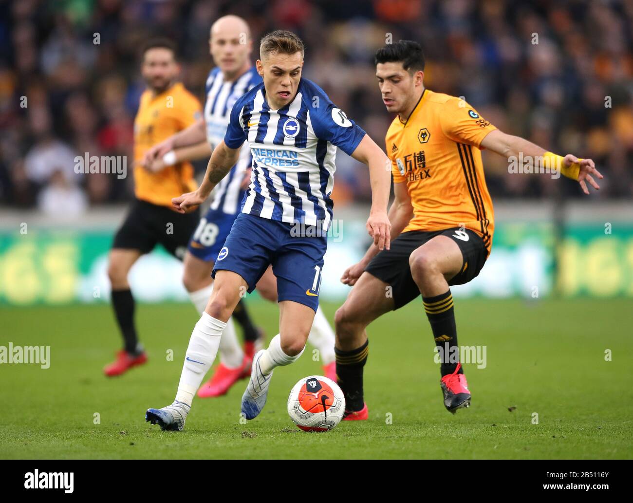 Brighton et Hove Albion Leandro Trossard (à gauche) et Wolverhampton Wanderers's Raul Jimenez combattent pour le ballon lors du match de la première Ligue à Molineux, Wolverhampton. Banque D'Images