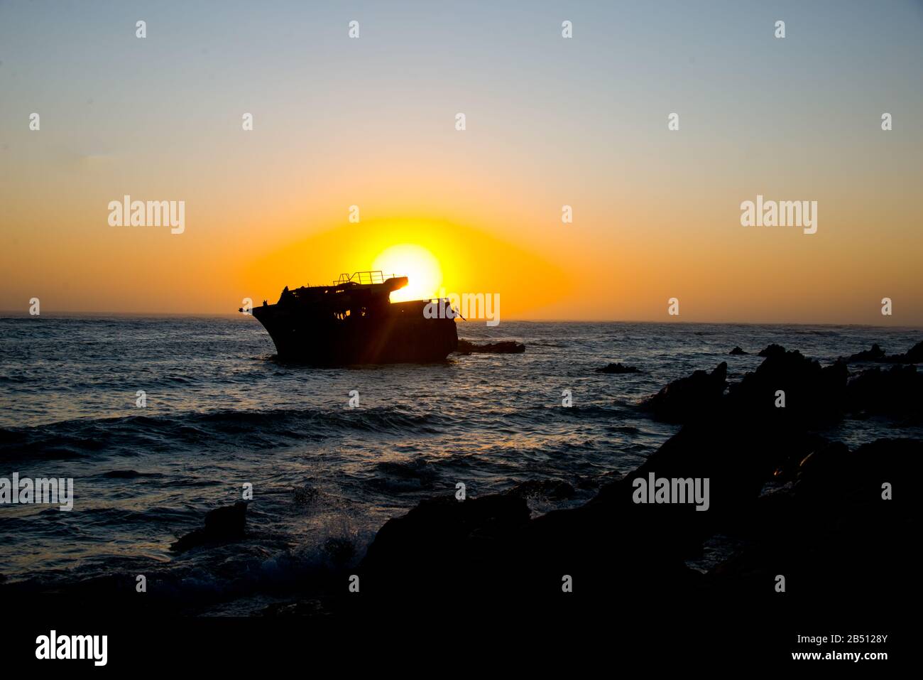 coucher de soleil derrière le naufrage du chalutier japonais meisho maru n° 38 près du cap agulhas Banque D'Images