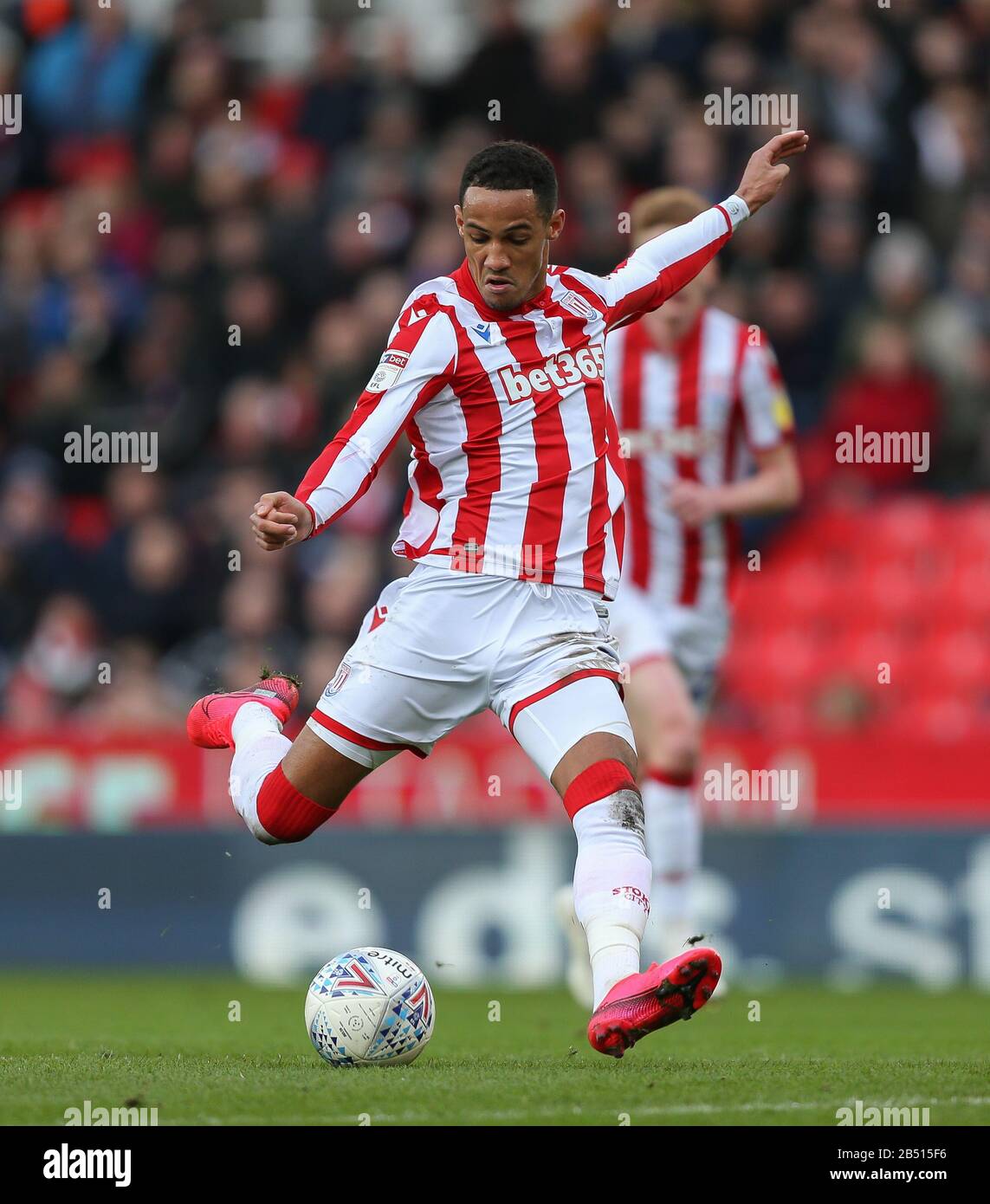 Stoke, Royaume-Uni. 7 mars 2020. Tom Ince de Stoke City prend une photo. Crédit: Simon Bissett/One Up/Alay Live News Banque D'Images