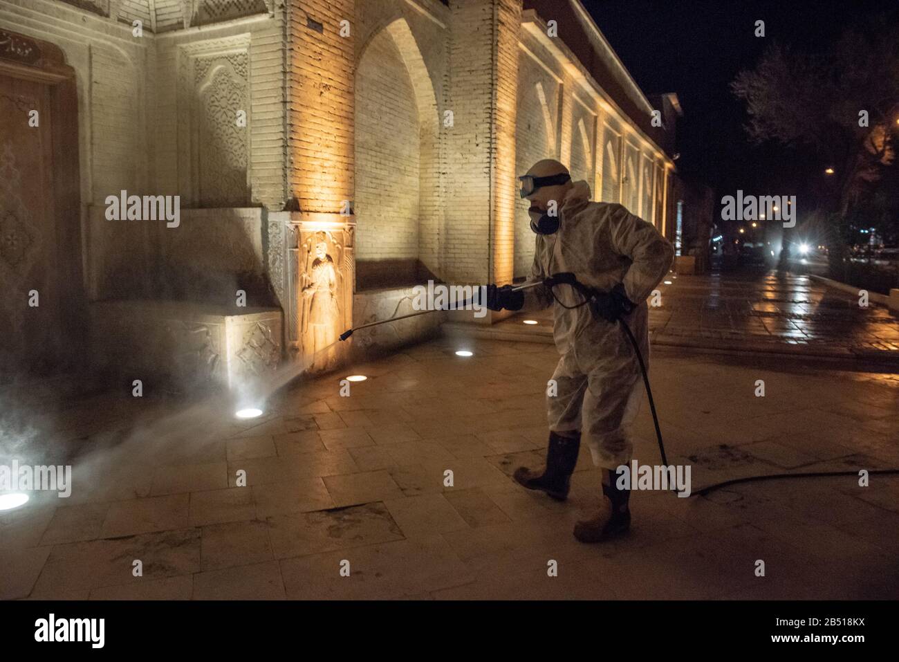 La désinfection des lieux publics et des voies de circulation à Shiraz, Lotfali-Khan-Zand St. est en cours dans le but de prévenir et de lutter contre l'éclosion de Coronavirus (COVID-19). À cette fin, des experts du ministère de la Santé ont collaboré avec le service provincial des incendies et désinfectent la ville en fin de soirée à l'aide de machines et de pompes mobiles. Iran, province de Fars, ville de Shiraz. Banque D'Images