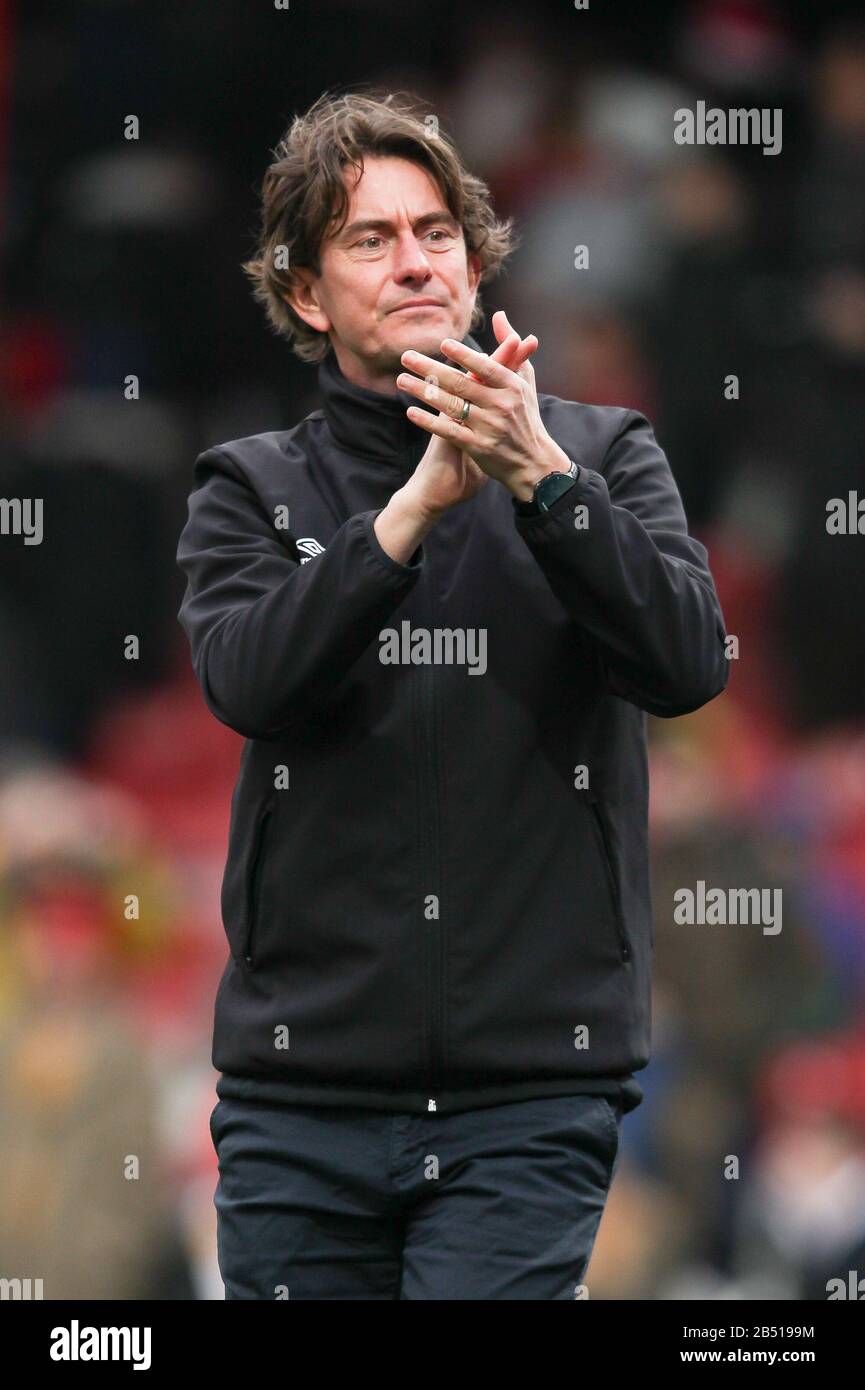 Londres, Royaume-Uni. 7 mars 2020. Thomas Frank, responsable de Brentford, salue les supporters de la maison après le match du championnat EFL Sky Bet entre Brentford et Sheffield mercredi au Griffin Park, Londres, Angleterre, le 7 mars 2020. Photo De Ken Sparks. Utilisation éditoriale uniquement, licence requise pour une utilisation commerciale. Aucune utilisation dans les Paris, les jeux ou une seule publication de club/ligue/joueur. Crédit: Uk Sports Pics Ltd/Alay Live News Banque D'Images