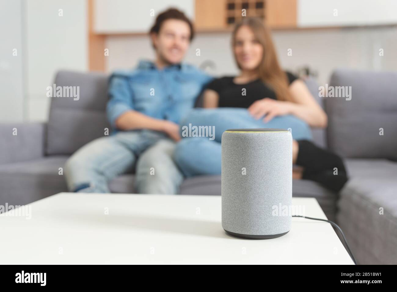 Associer la commande de conversation à l'enceinte intelligente. Assistant intelligent dans un système domestique intelligent. Banque D'Images