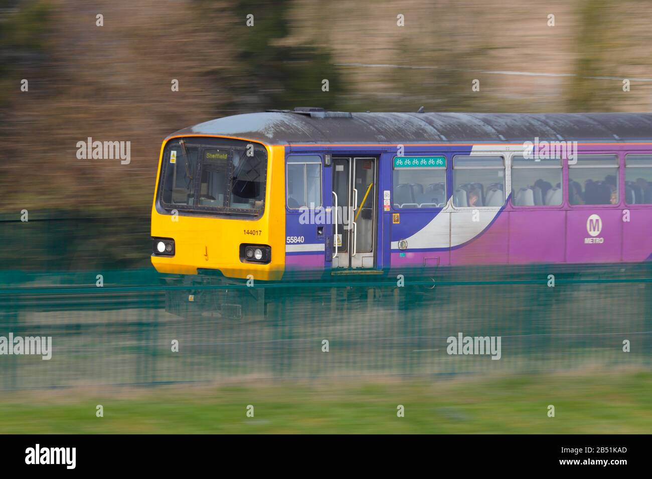 Un train de pacer de classe 144 en train britannique desservant Sheffield, exploité par Metro Banque D'Images