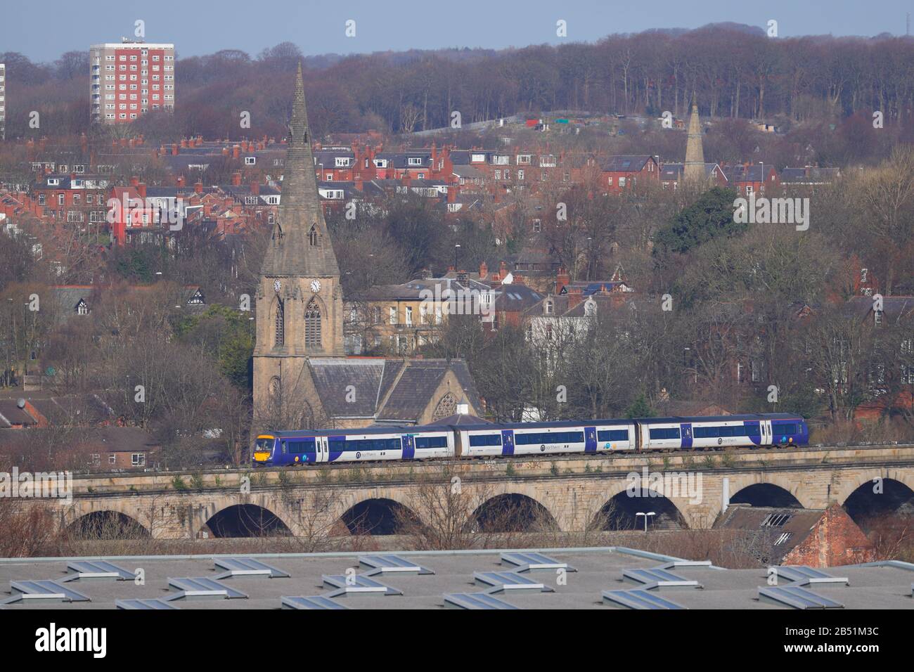 Une classe de train britannique 195 exploitée par Northern Arriva a vu traverser Kirkstall Road Viaduct à Leeds Banque D'Images