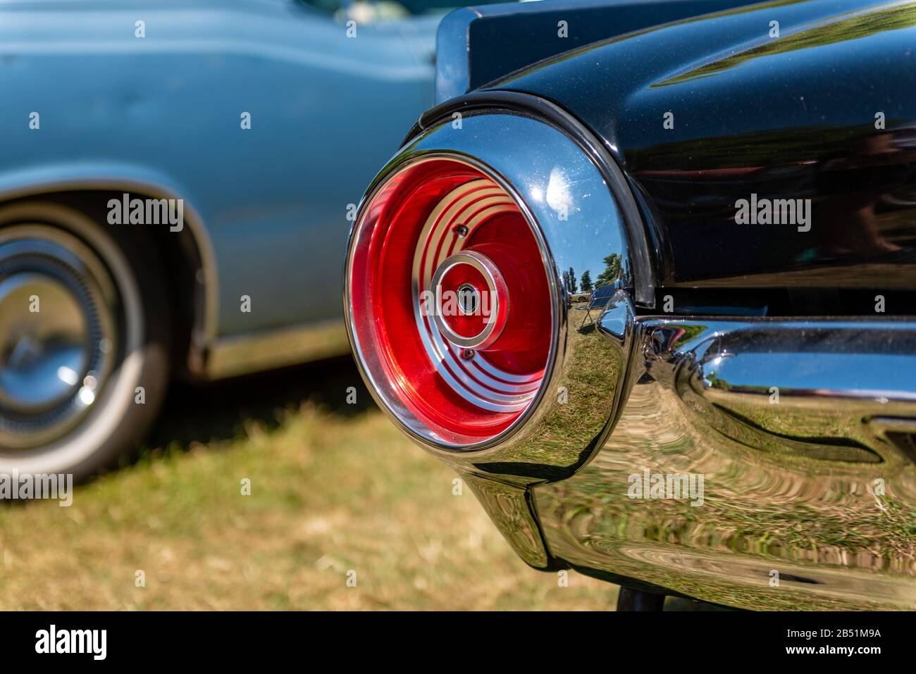 Feu arrière rond entouré de chrome au Rallye of the Giants, spectacle automobile américain classique, dans le domaine de Blenheim Palace, Woodstock près d'Oxford. Banque D'Images