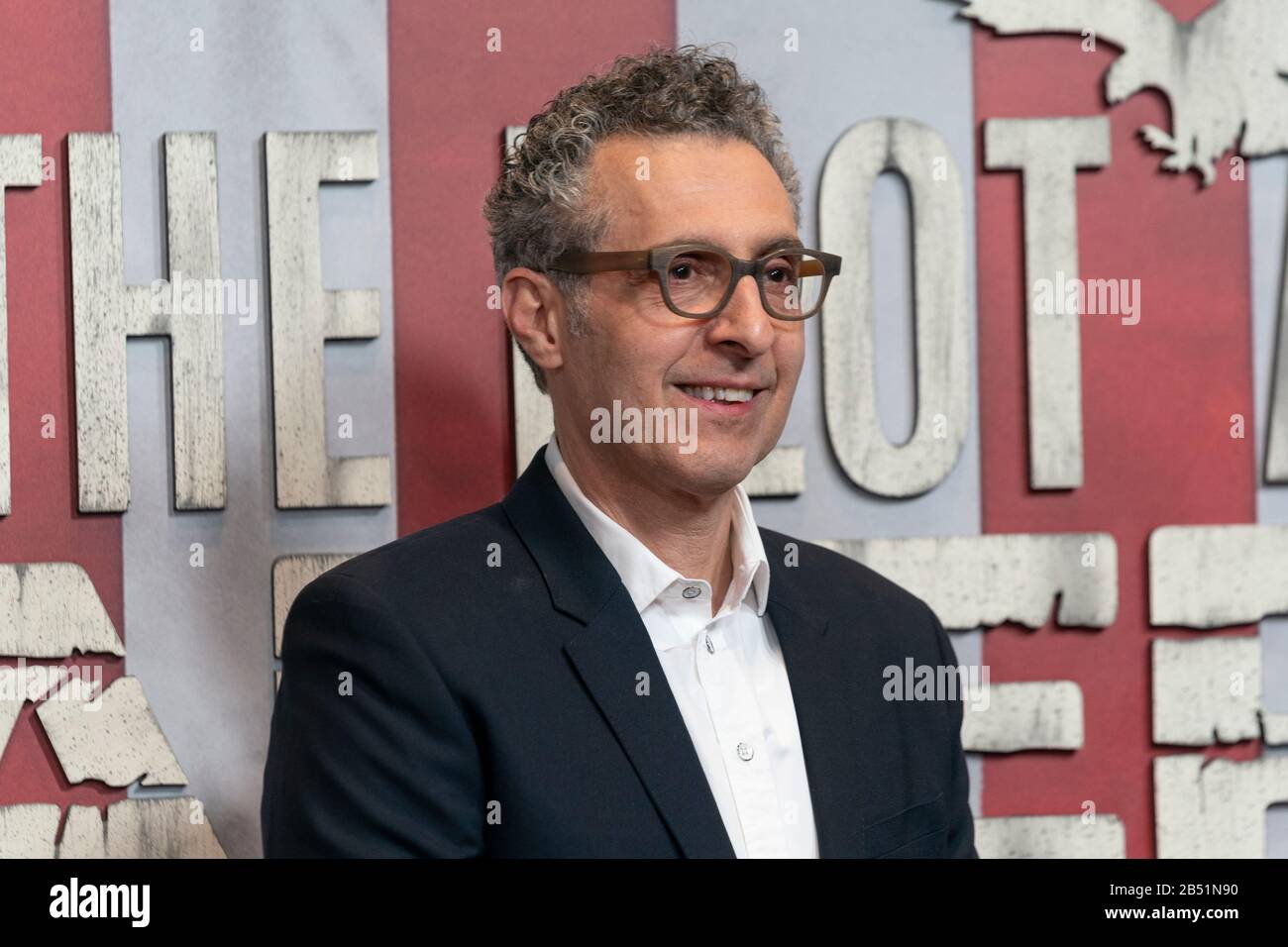 New YORK, NY - 04 MARS : John Turturro assiste à la première de « The Plot Against America » à Florence Gould Hall le 04 mars 2020 à New York. Banque D'Images