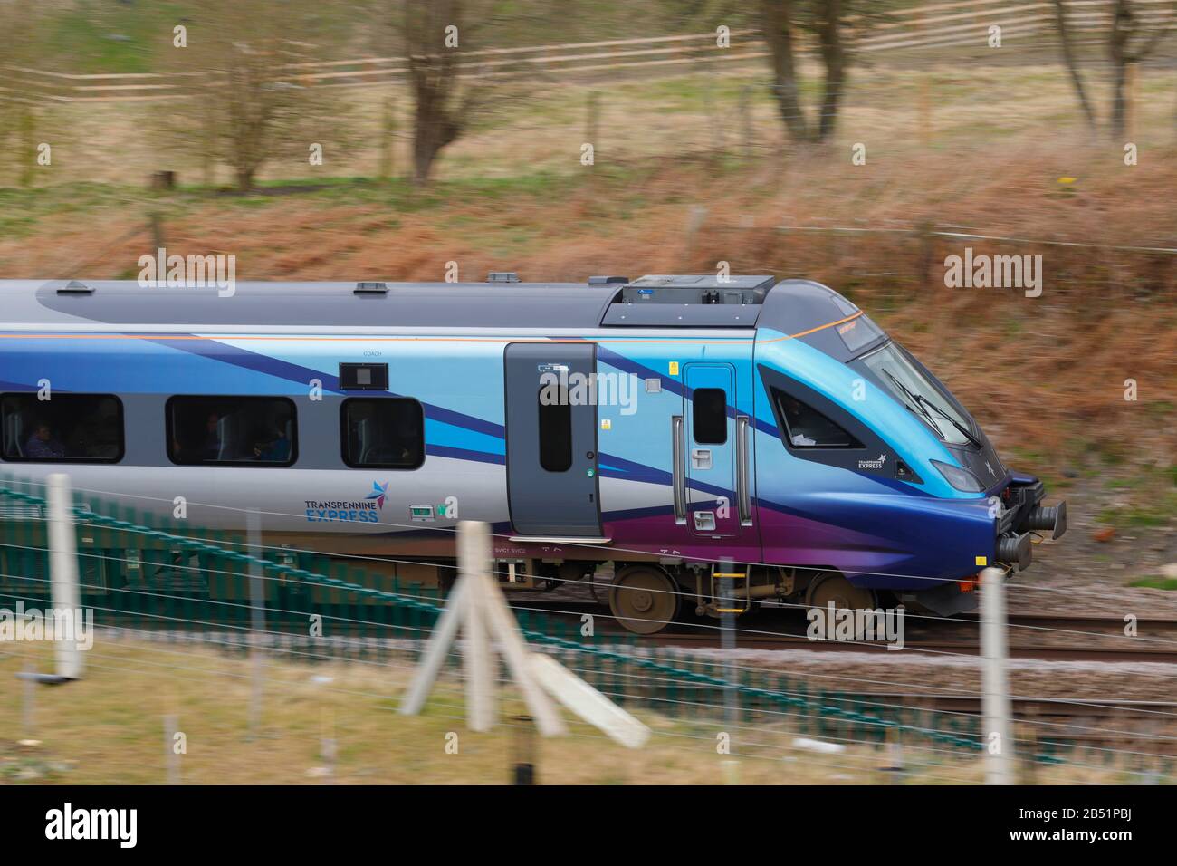 Un nouveau train de classe ferroviaire britannique Mark 5 A passant par CrossGates à Leeds. Ces trains exploités par Transennine Express sont entrés en service en août 2019 Banque D'Images