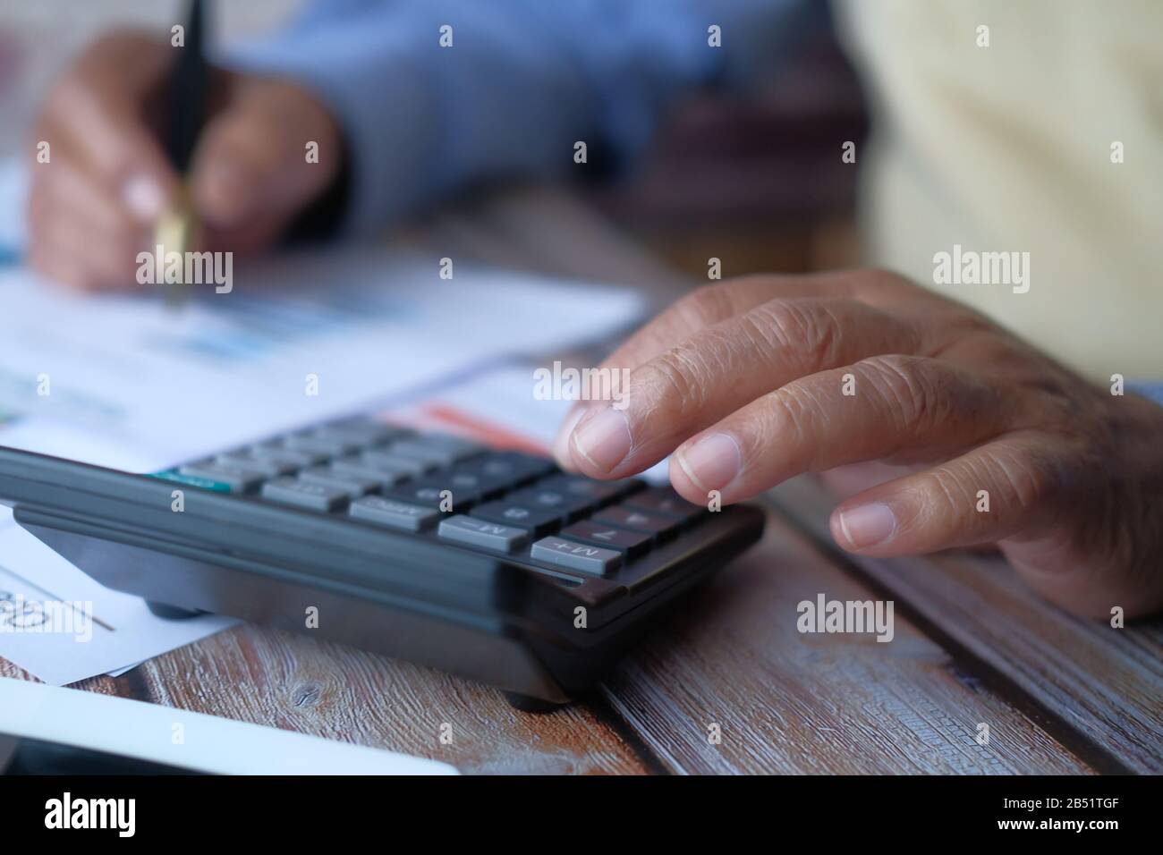 Gros plan de l'homme senior à l'aide de la calculatrice Banque D'Images