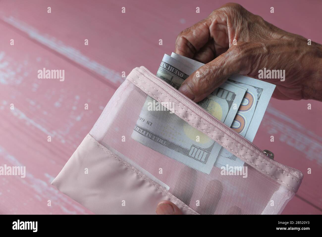 les femmes âgées économisent de l'argent dans leur portefeuille Banque D'Images
