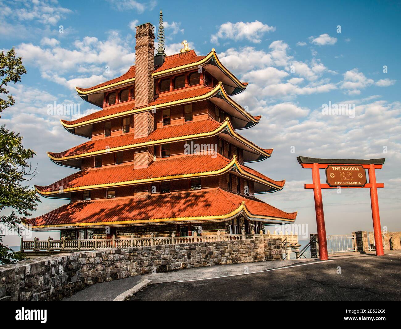 Pagode dans le comté de Berks, en Pennsylvanie, surplombant la ville de Reading au printemps avec ciel bleu et nuages Banque D'Images