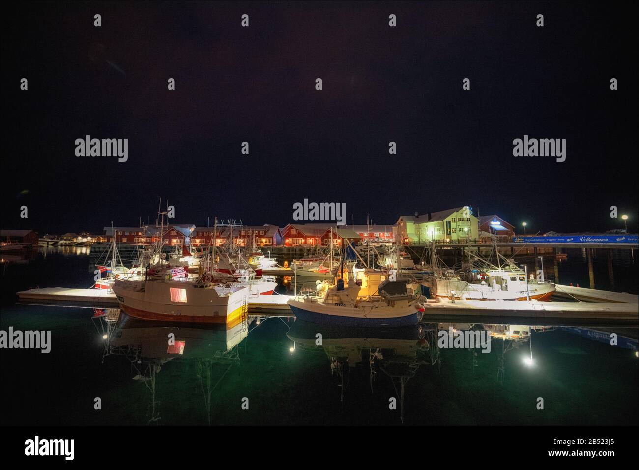 Port de Svolvær, Lofoten, Norvège la nuit Banque D'Images