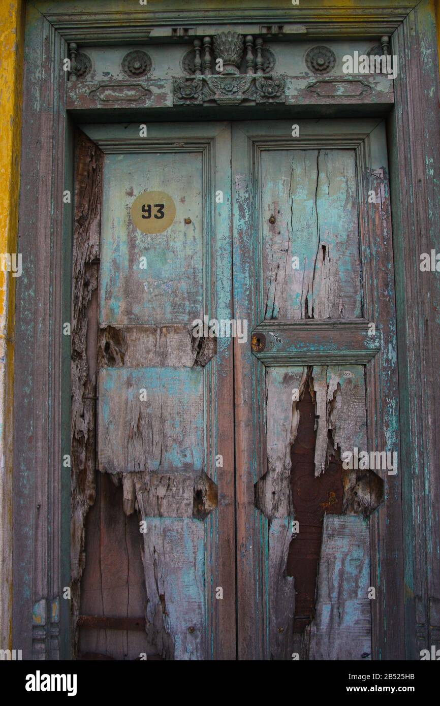 Une porte en bois cassée d'une maison (Pondichéry, Inde) Banque D'Images