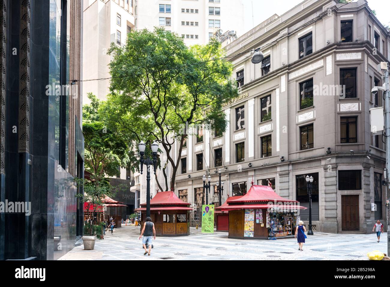 Sao PAULO, BRÉSIL - 15 FÉVRIER 2020: Photo horizontale du trottoir piétonnier entre les vieux bâtiments de Sao Paulo, Brésil Banque D'Images