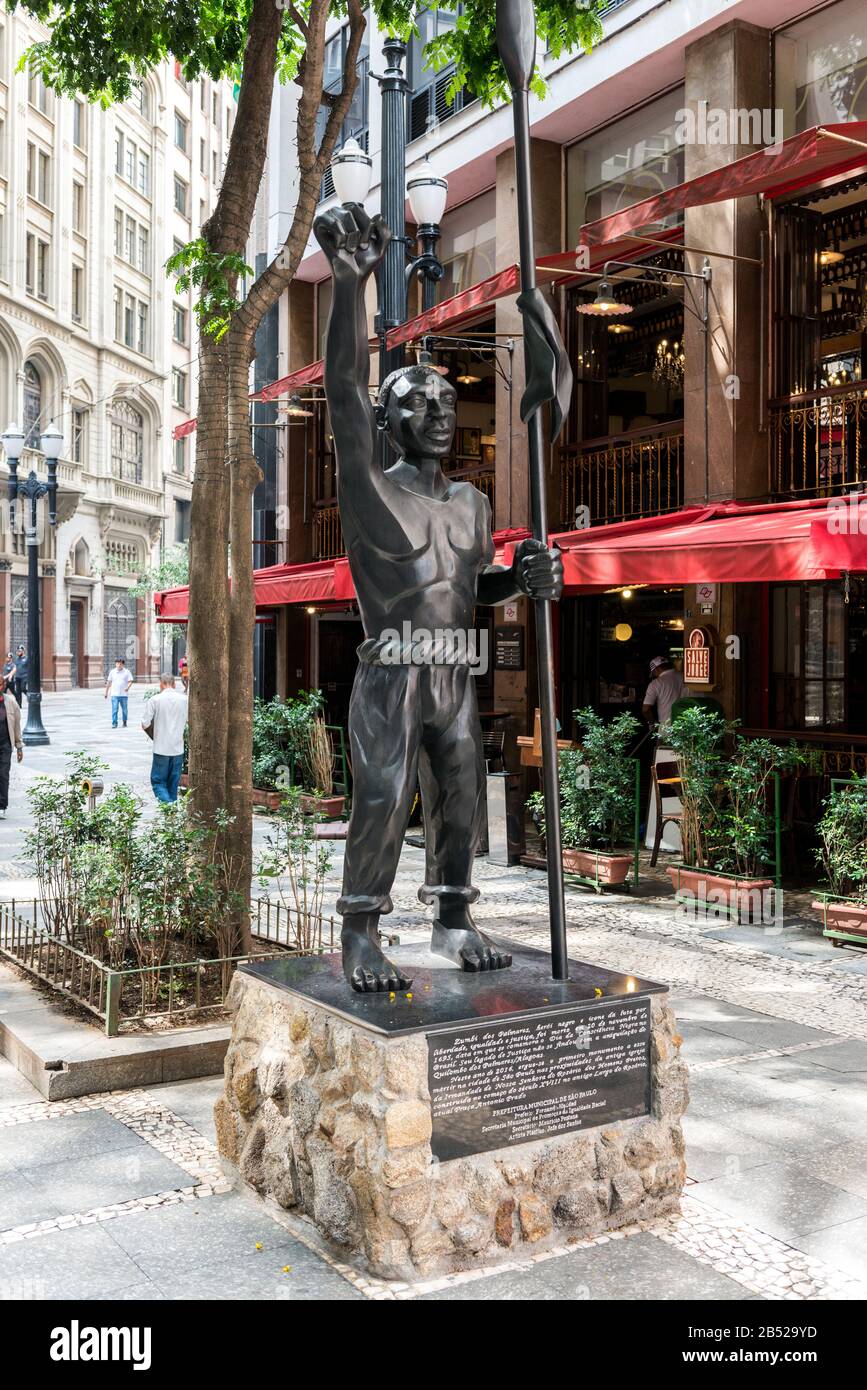 Sao PAULO, BRÉSIL - 15 FÉVRIER 2020: Photo verticale de la statue noire et des restaurants situés au coeur de Sao Paulo, Brésil Banque D'Images