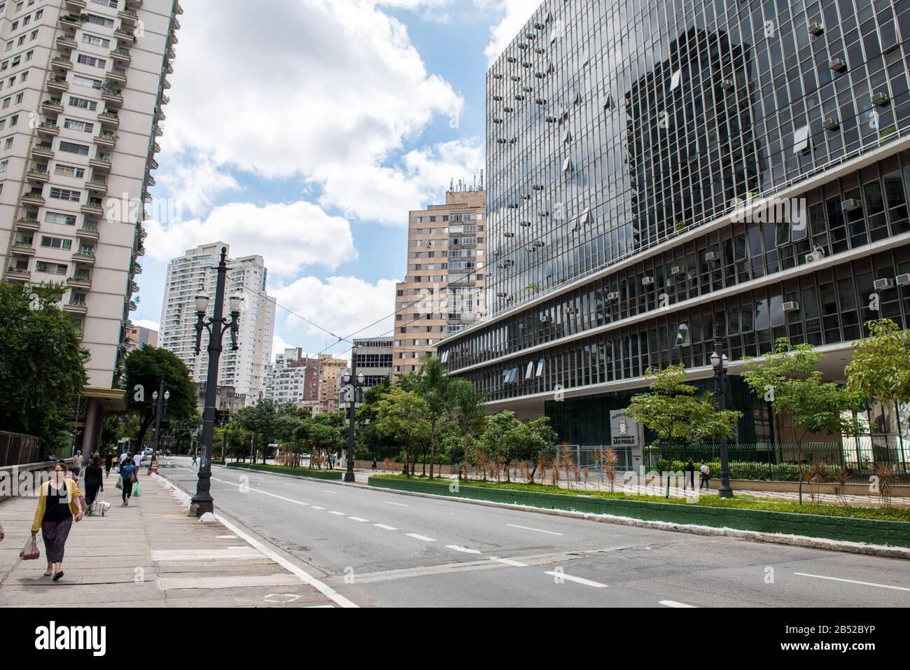 Sao PAULO, BRÉSIL - 01 MARS 2020: Image horizontale de grandes rues avec de vieux bâtiments dans la vieille ville de Sao Paulo, Brésil Banque D'Images