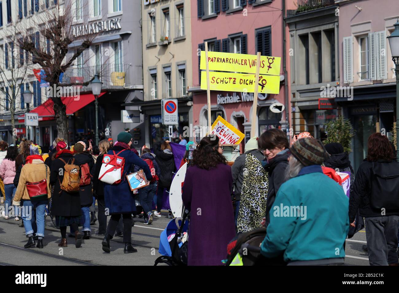 8 mars manifestation de la Journée internationale de lutte féministe contre les femmes à Zurich, Suisse 2020 (8. März Internationaler Frauen Kampftag Zürich). Banque D'Images