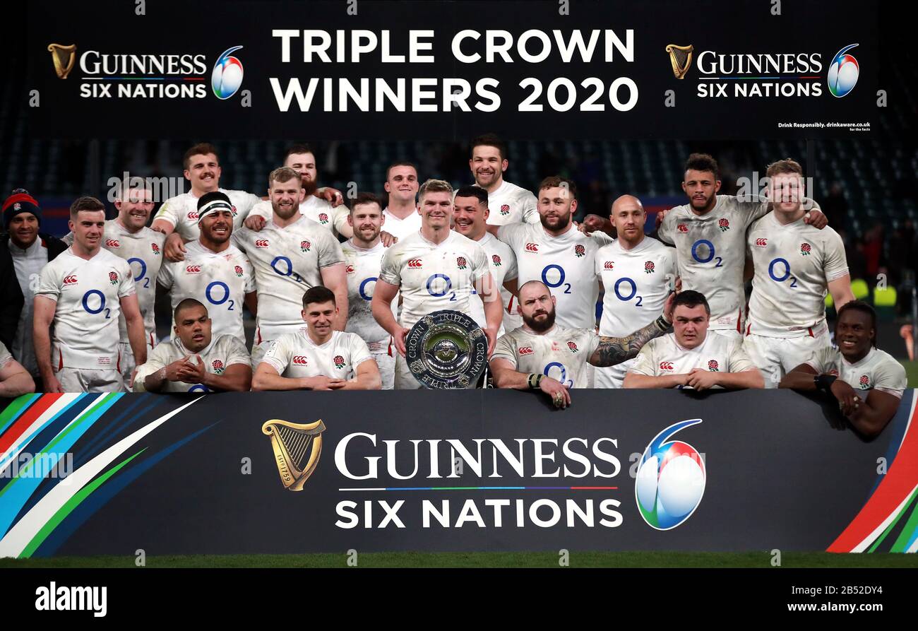 Le capitaine de l'Angleterre, Owen Farrell, et ses coéquipiers, célèbrent la victoire de la triple couronne après avoir battu le Pays de Galles lors du match Guinness Six Nations au stade de Twickenham à Londres. Banque D'Images