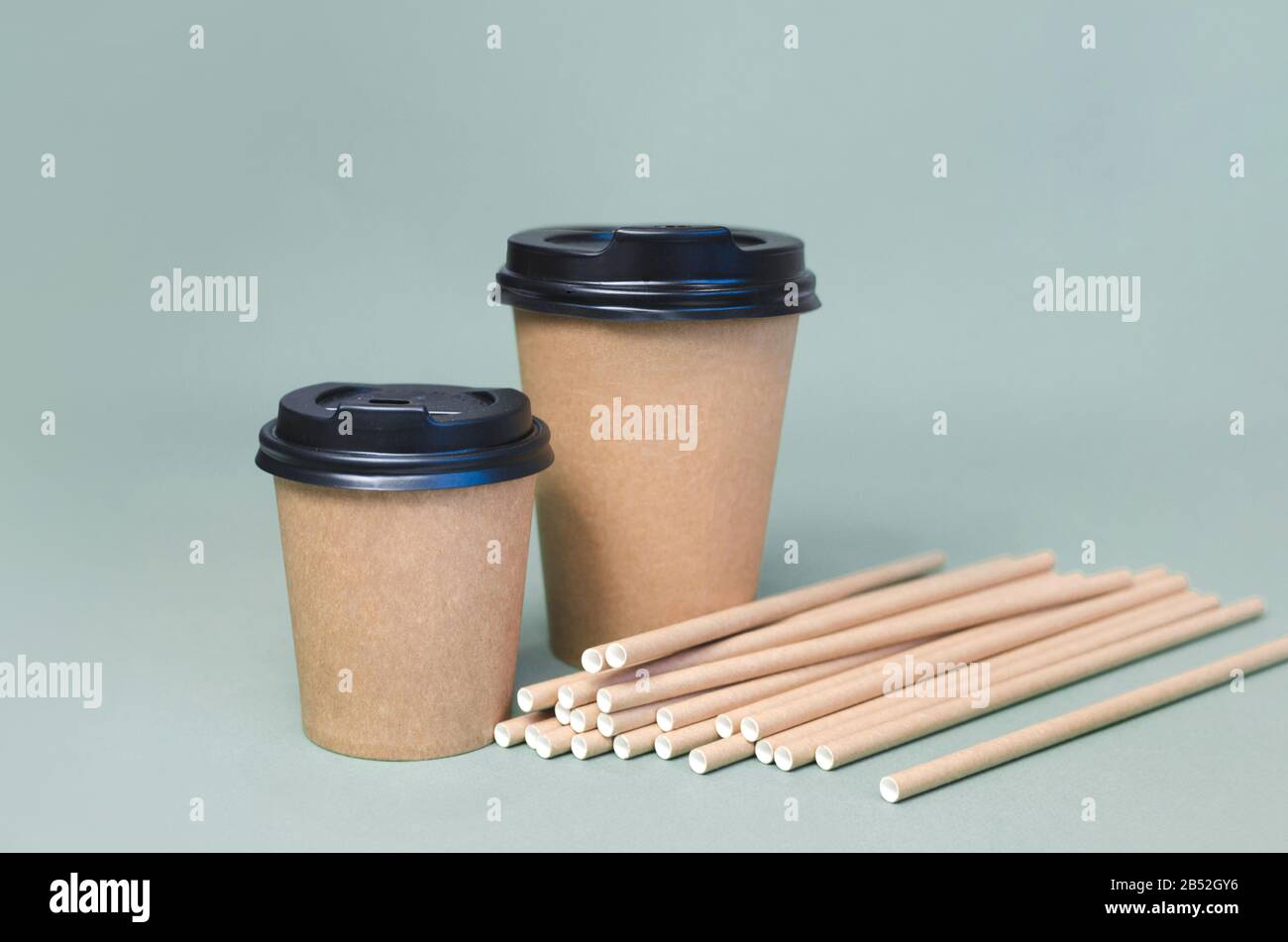 Tasses à café artisanales avec paille de papier sur fond gris. Design écologique. Zéro déchet, articles sans plastique Banque D'Images