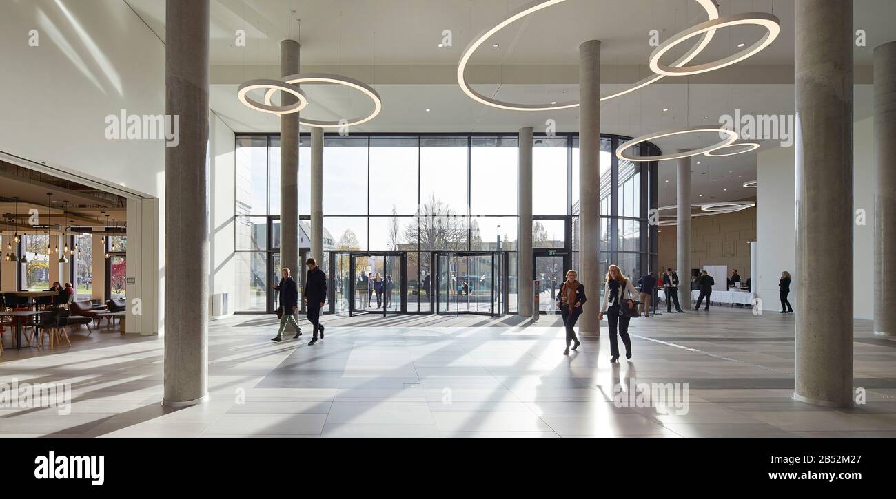 Entrée. Frankfurt School of Finance and Management, Francfort-sur-le-Main, Allemagne. Architecte: Henning Larsen, 2017. Banque D'Images