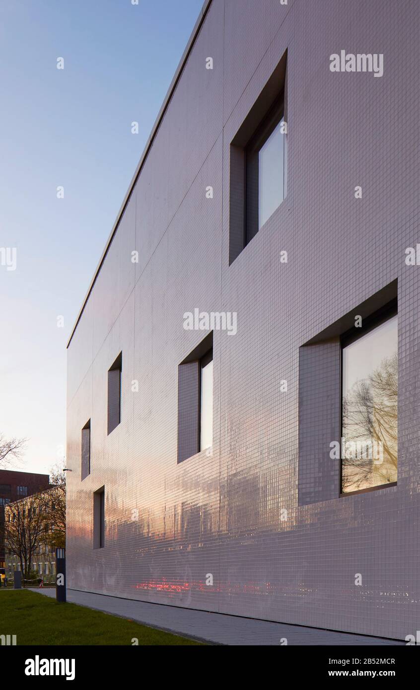 La fenêtre révèle et les tuiles de mosaïque brillante de façade extérieure. Frankfurt School of Finance and Management, Francfort-sur-le-Main, Allemagne. Architecte: Henning Banque D'Images