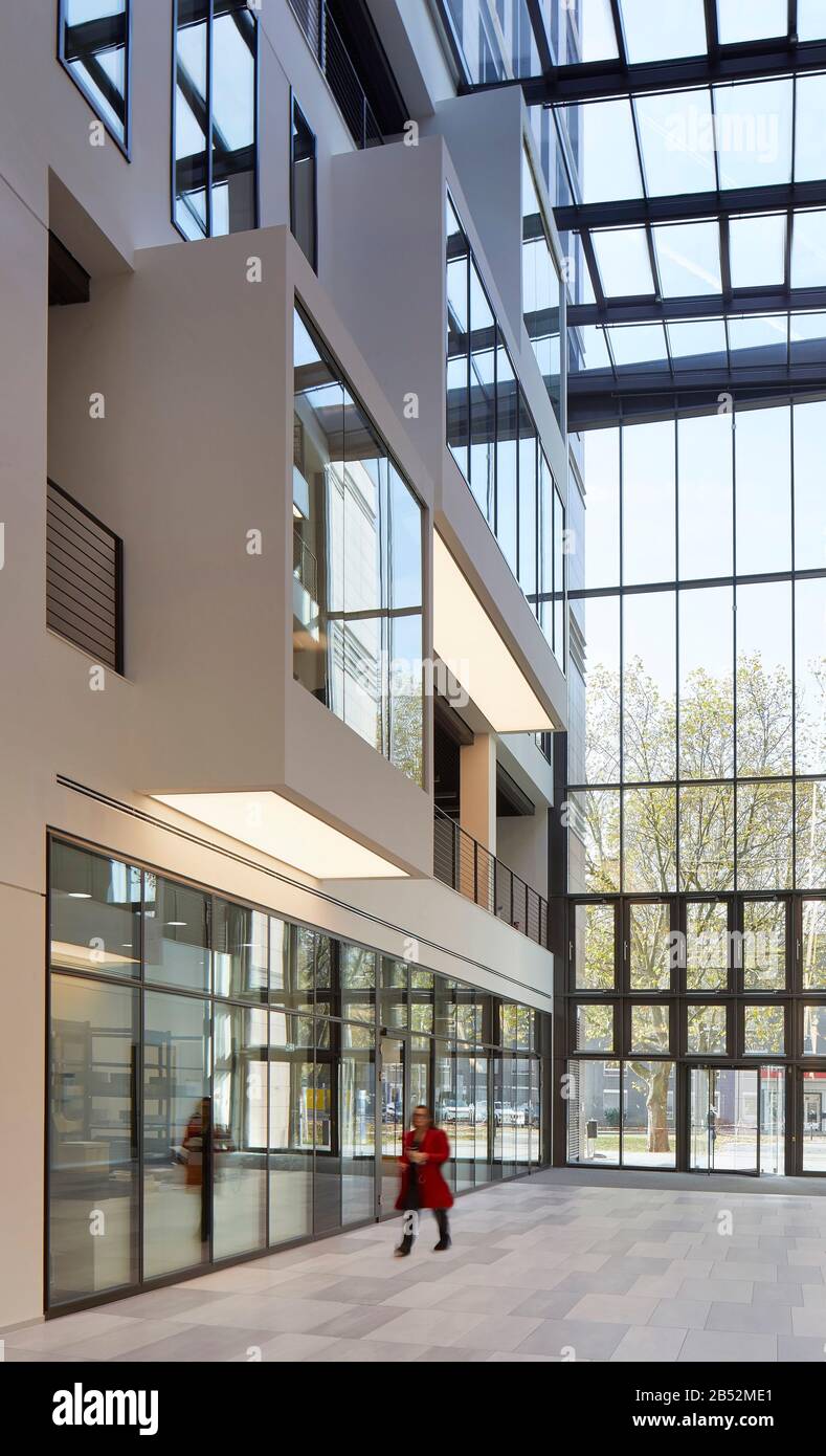 Détail du vitrage et des éléments structurels dans l'atrium. Frankfurt School of Finance and Management, Francfort-sur-le-Main, Allemagne. Architecte: Henning Larsen Banque D'Images